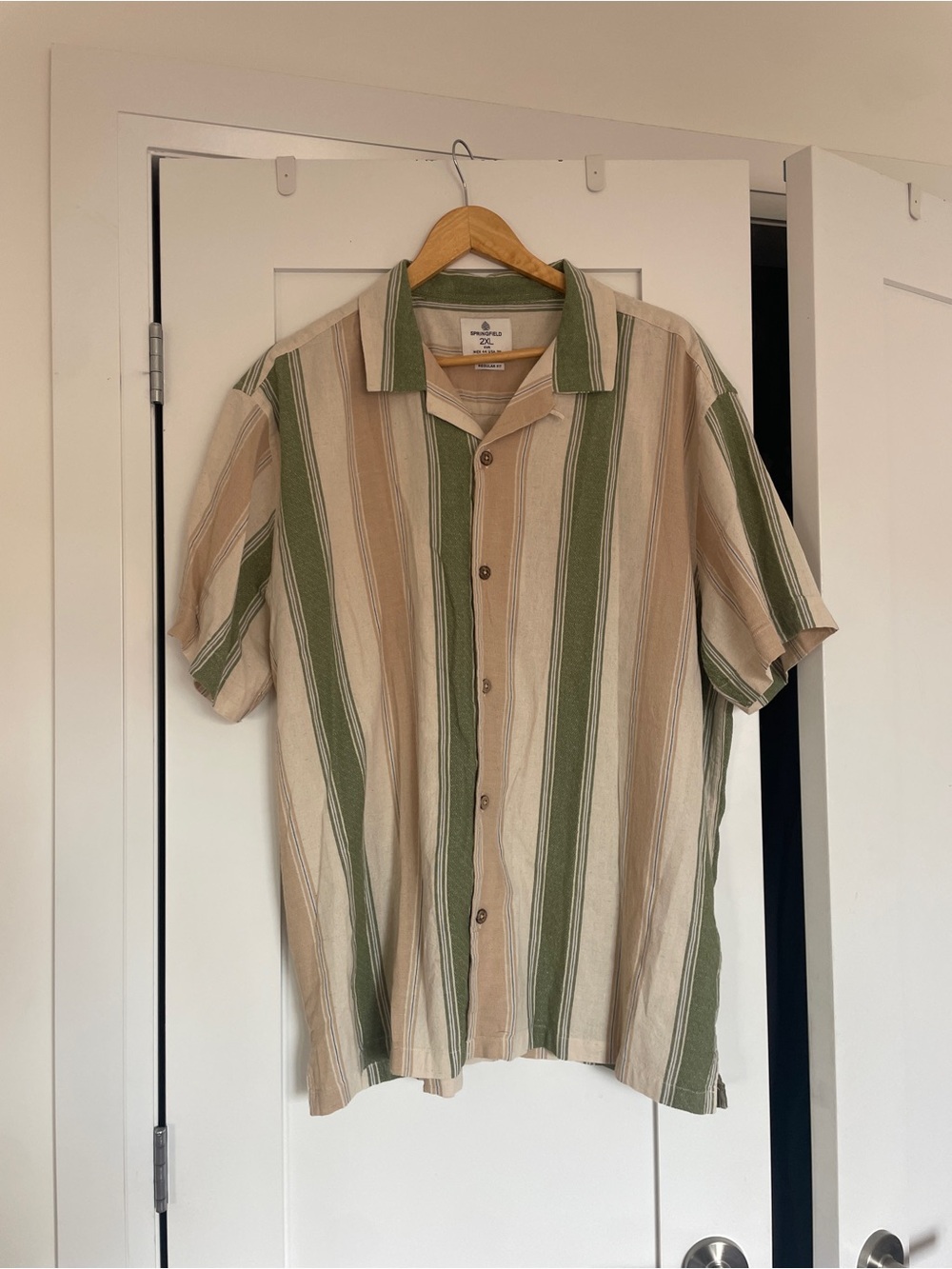 Men's Casual Short-Sleeve Button-Down Shirt in Green and Tan Stripes